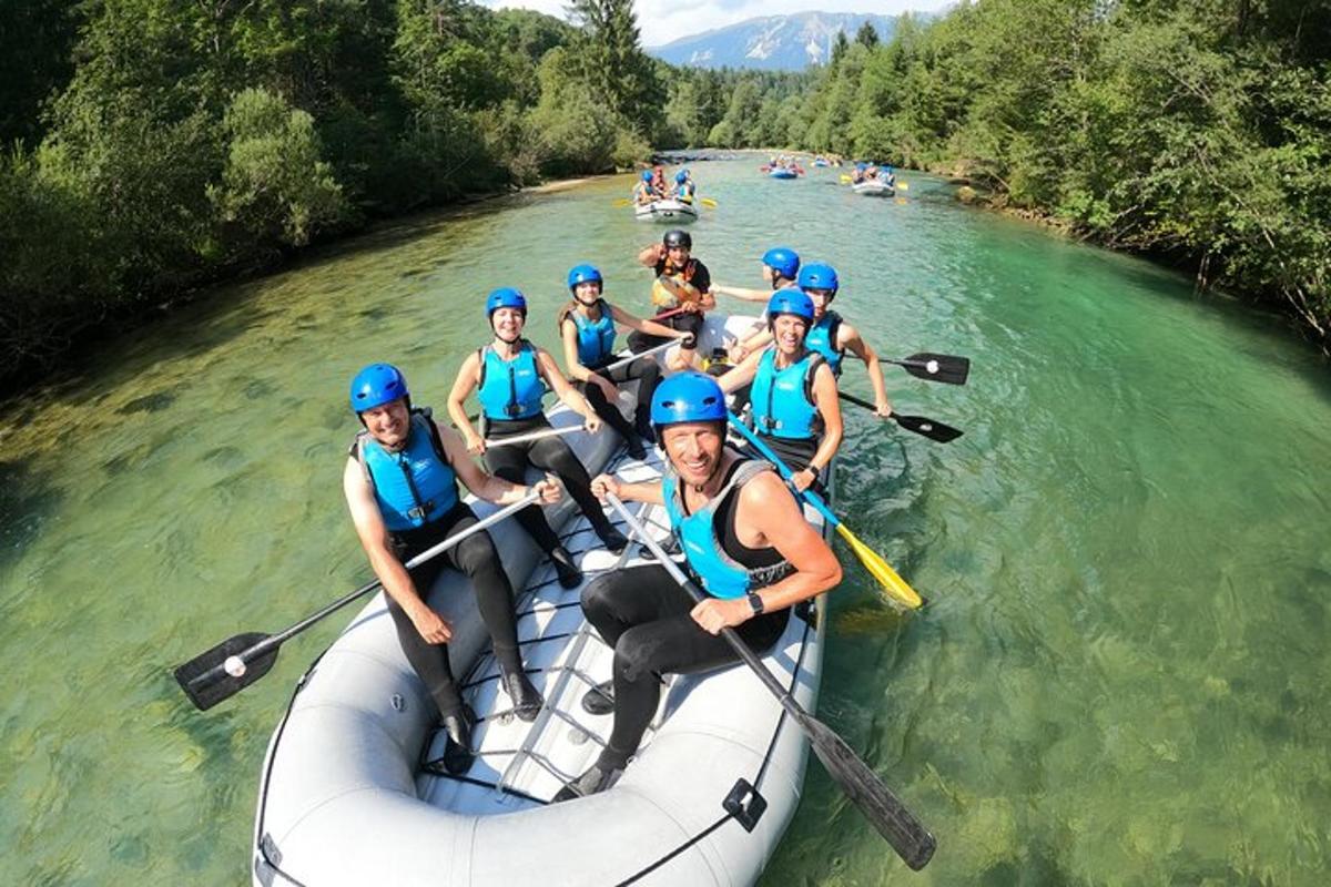 skupina ljudi na splavu na reki