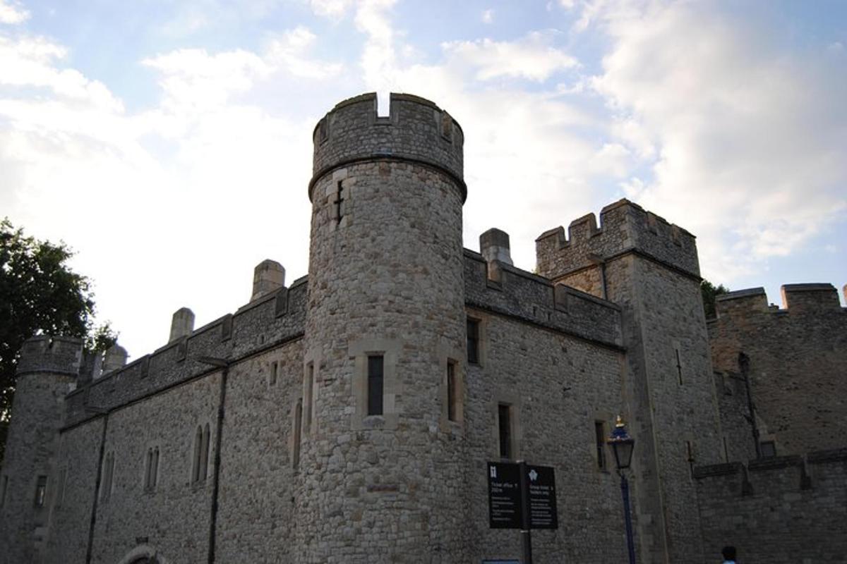 un castello con una torre in cima