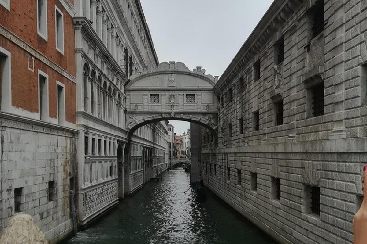 eine Brücke über einen Kanal in einer Stadt