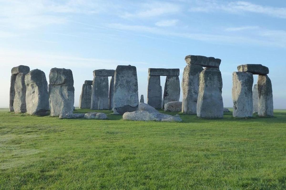 skupina kamenů Stonehenge na poli