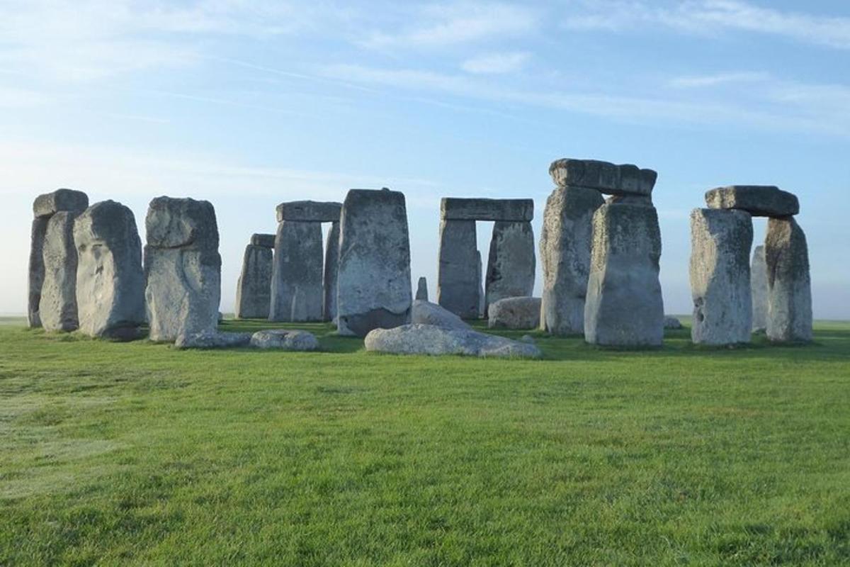 skupina kamenů Stonehenge na poli