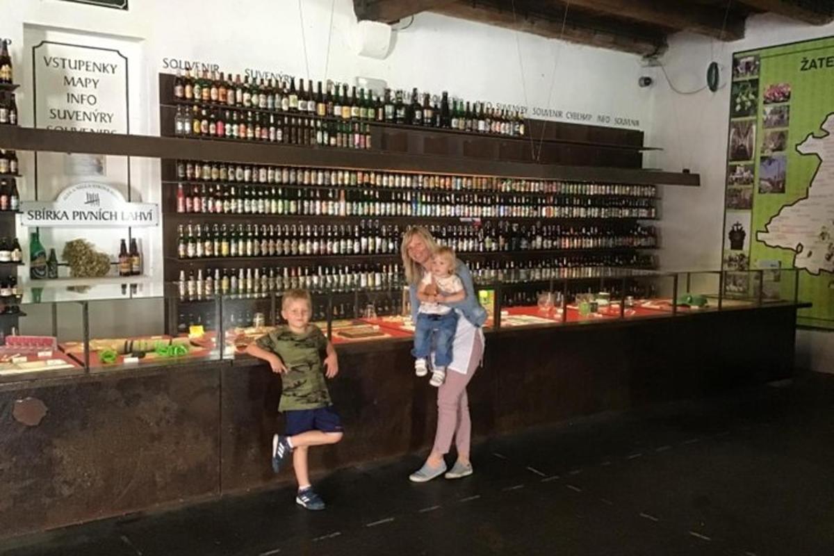 dos nens estan drets davant d'un aparador de vins