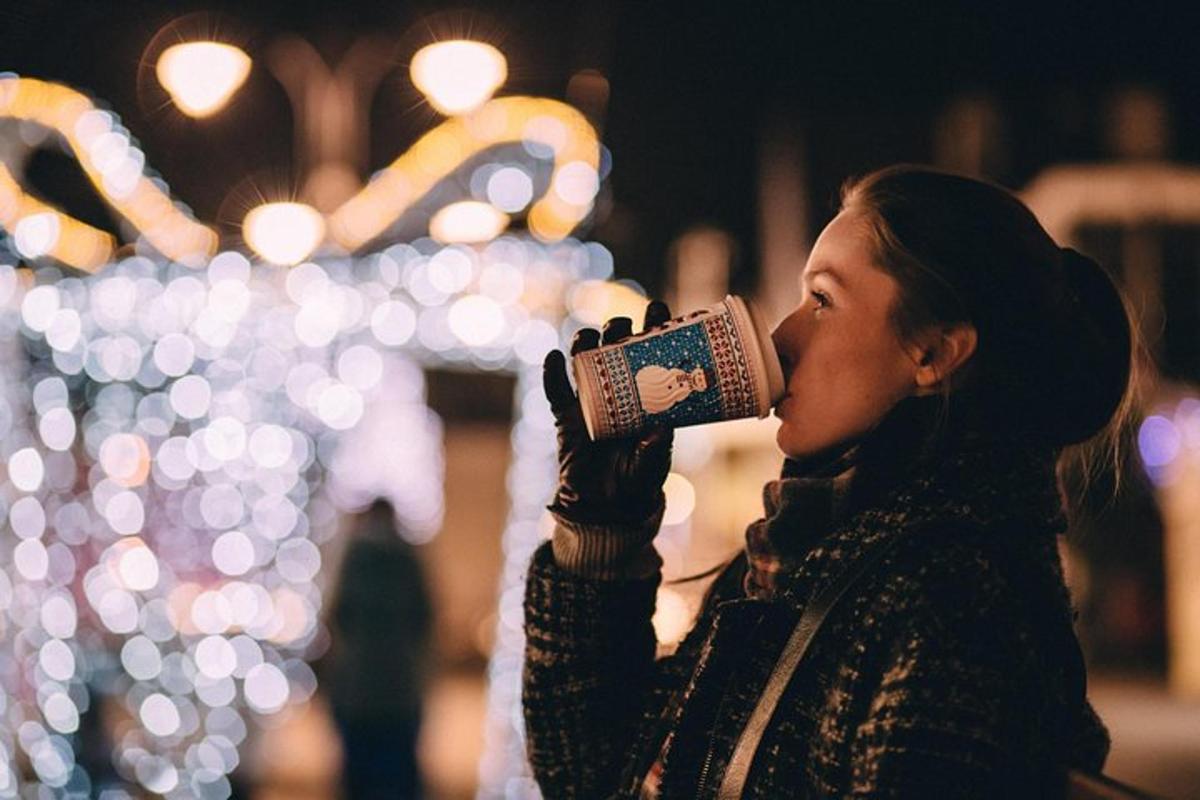 女性がコーヒーカップから飲んでいる