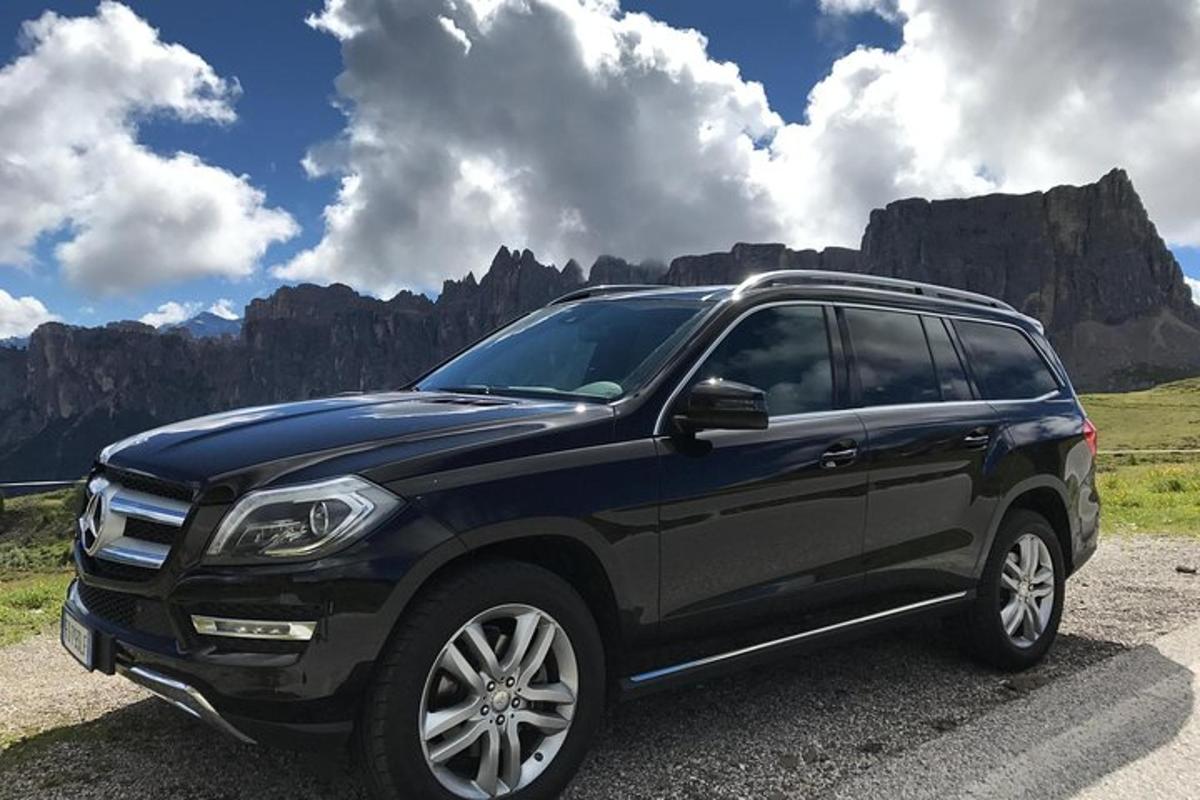 một chiếc xe SUV màu đen đỗ trước một số ngọn núi