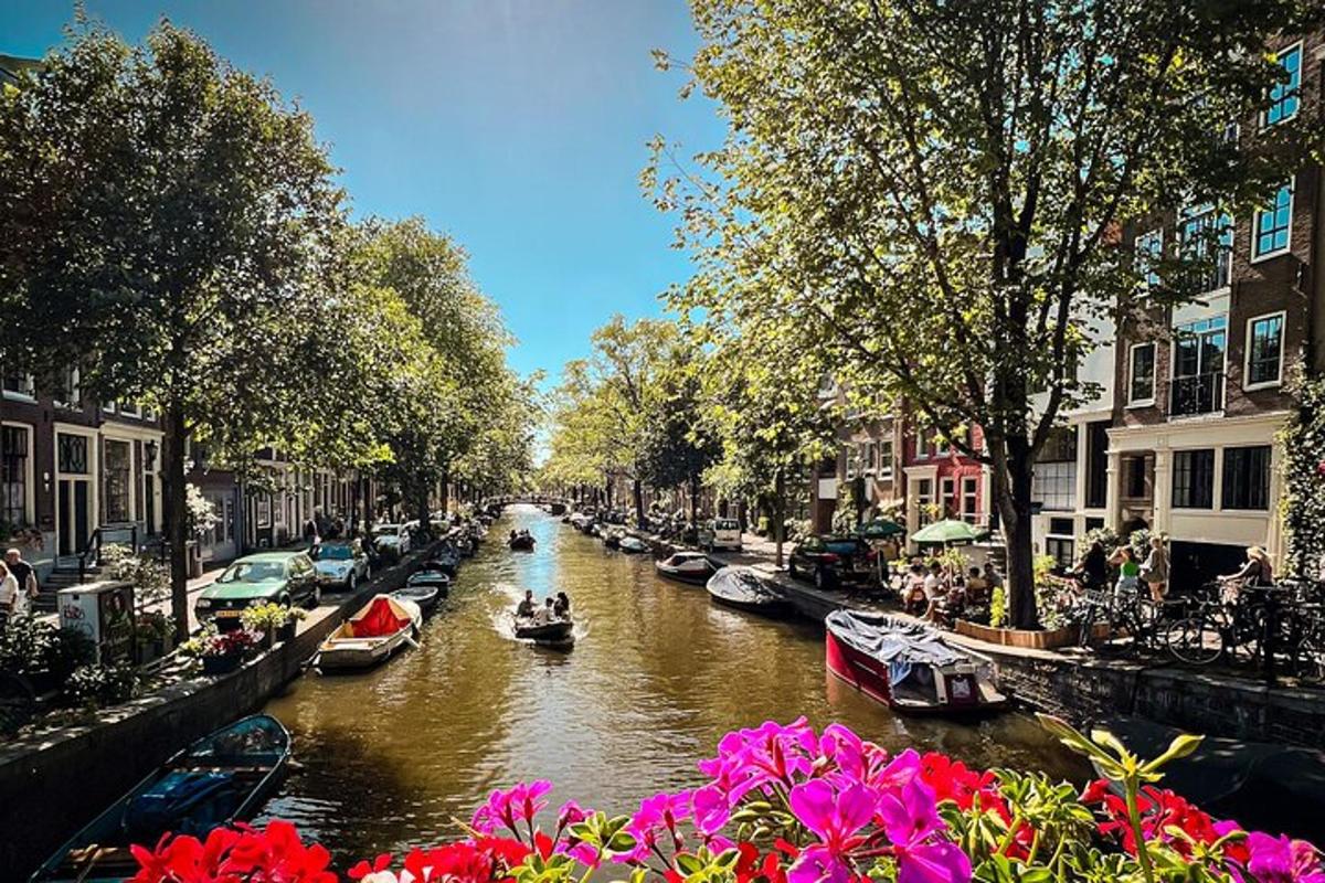 en gruppe båter på en kanal med bygninger og blomster
