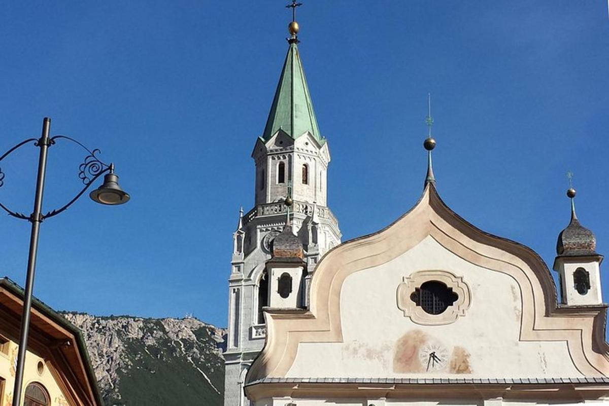 un edificio con una torre con un campanario verde