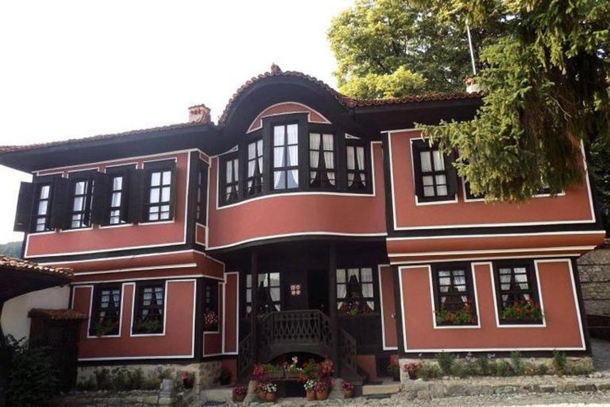 velika rdeča hiša s črnimi obrobami