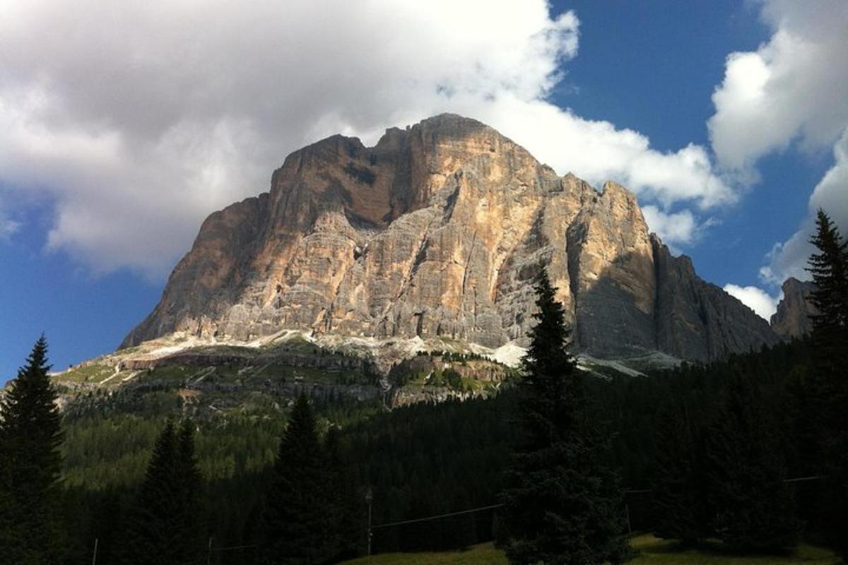 una gran montaña rocosa en medio de un bosque