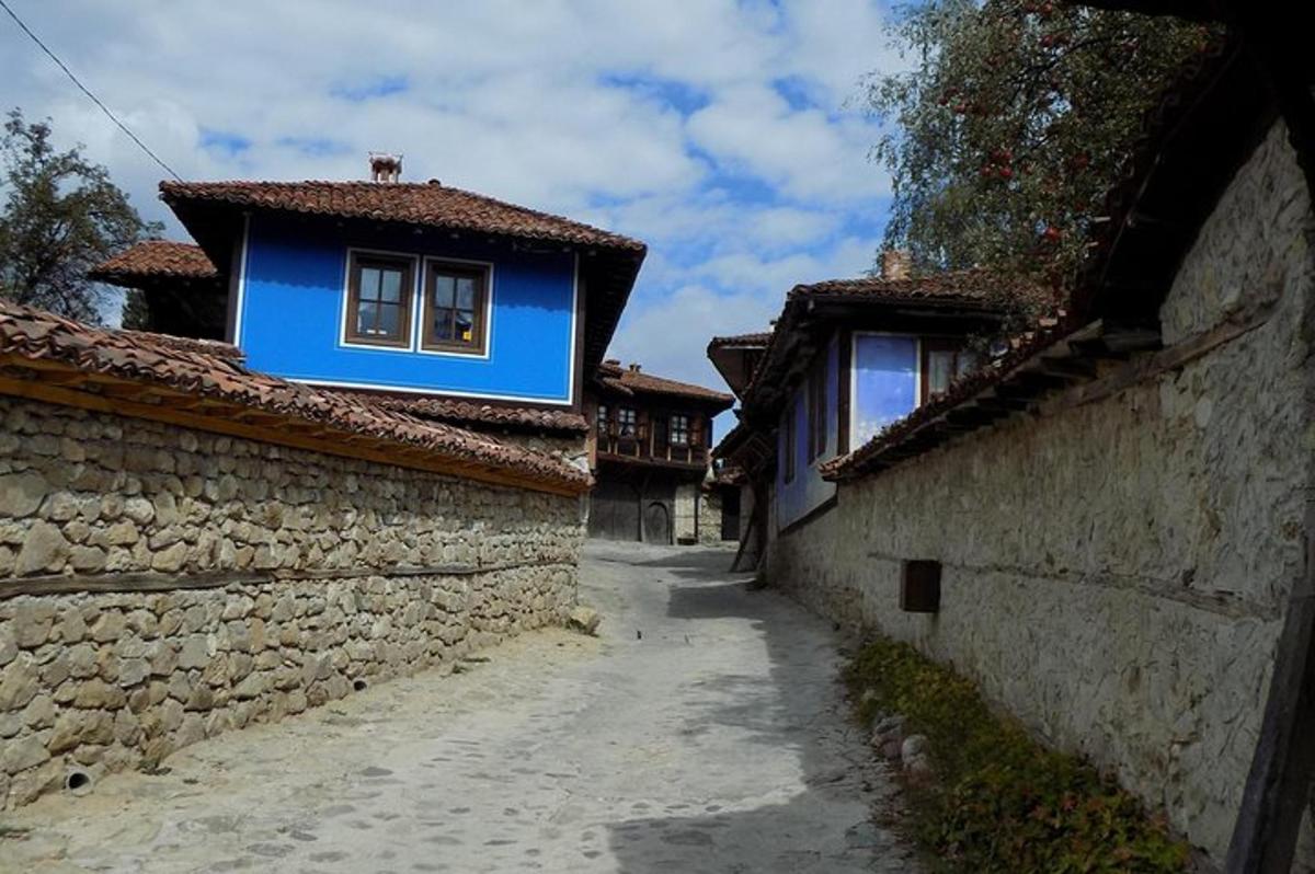 ulica z modro hišo ob strani stavbe