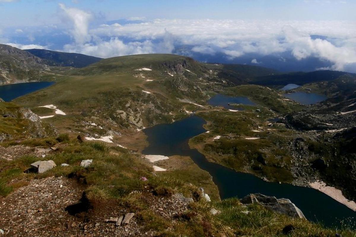 una vista aerea di due laghi su una montagna