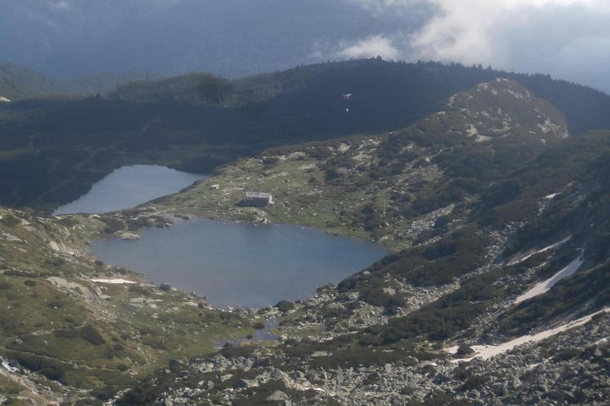 due laghi sul fianco di una montagna