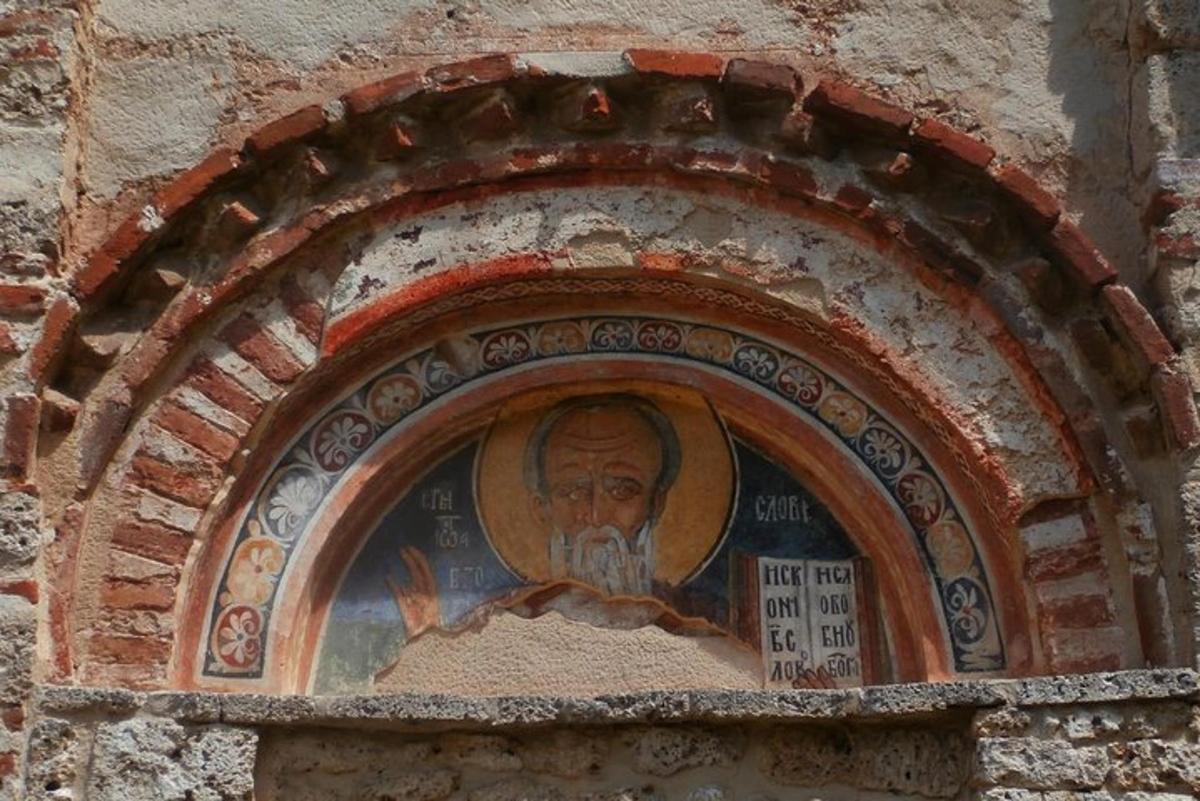 una finestra amb una pintura d'un home en un edifici