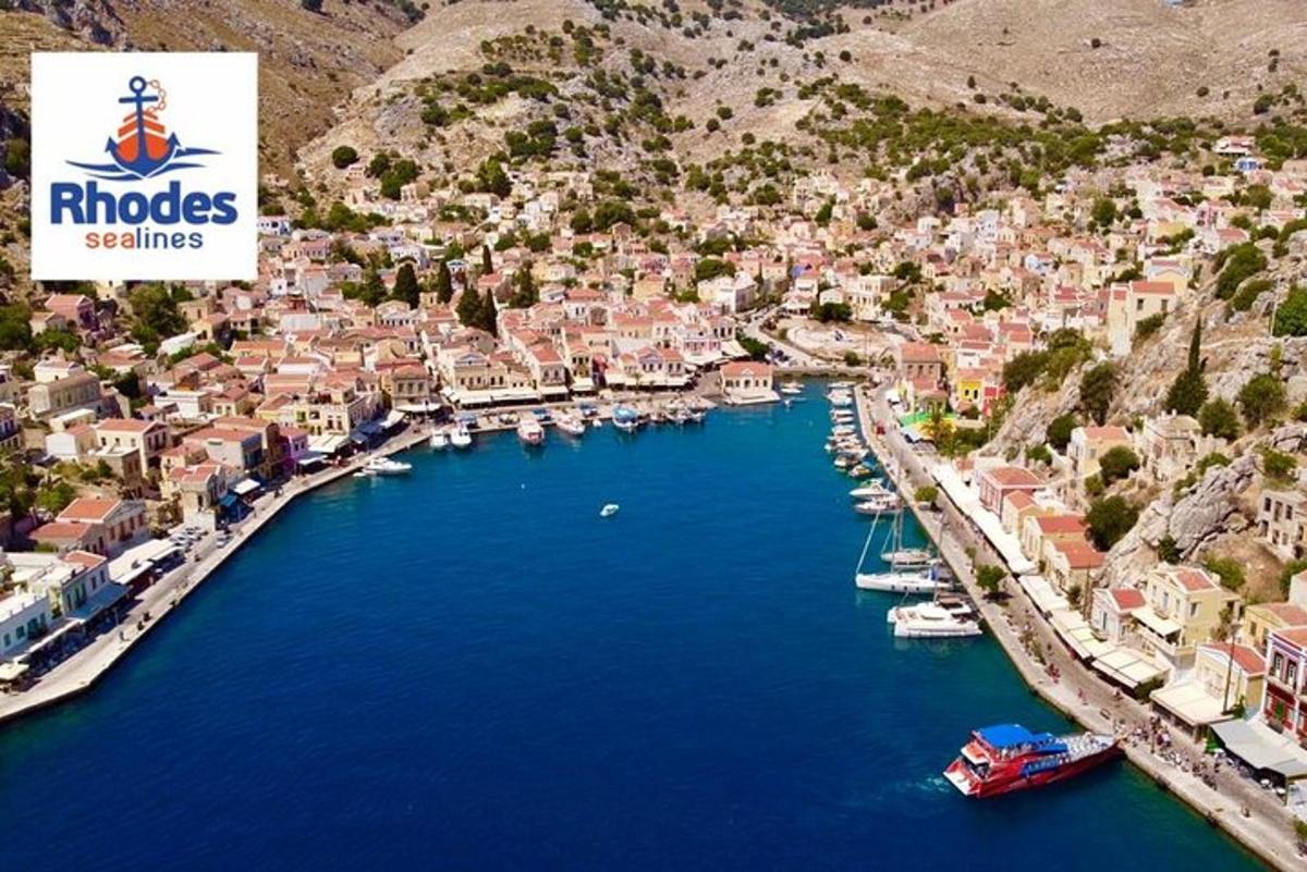 una vista aerea di un porto con barche in acqua
