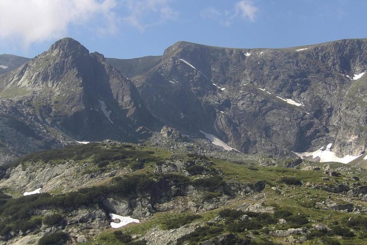 una vista di una catena montuosa innevata