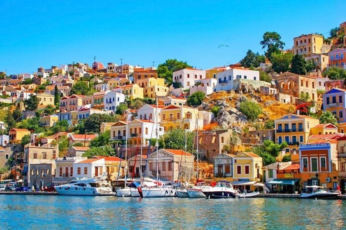 una città su una collina con barche in acqua