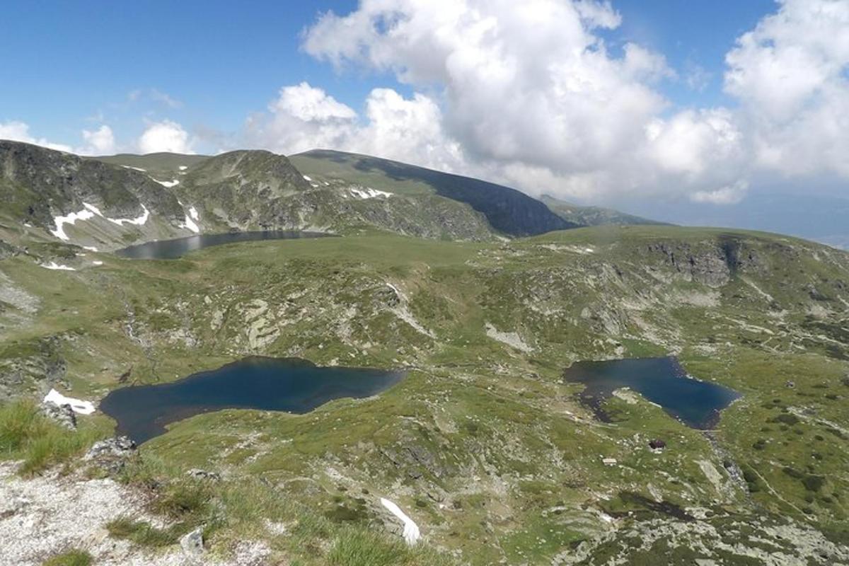 dois lagos na encosta de uma montanha