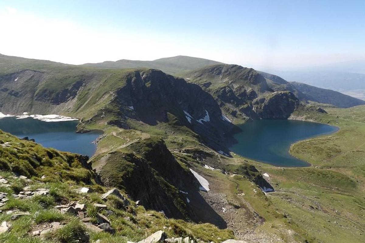 una vista aerea di una montagna con un lago