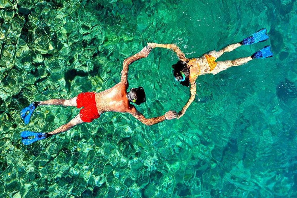 due persone stanno nuotando nell'acqua