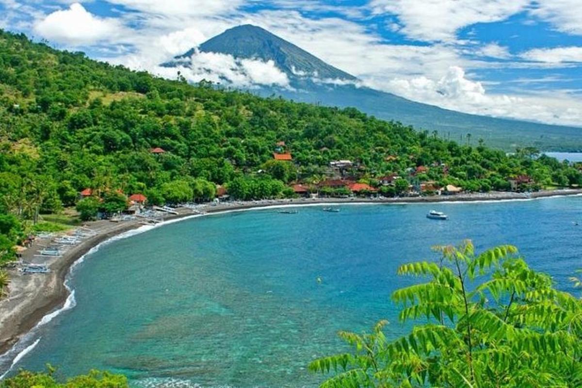 Una vista de una playa con una montaña al fondo.