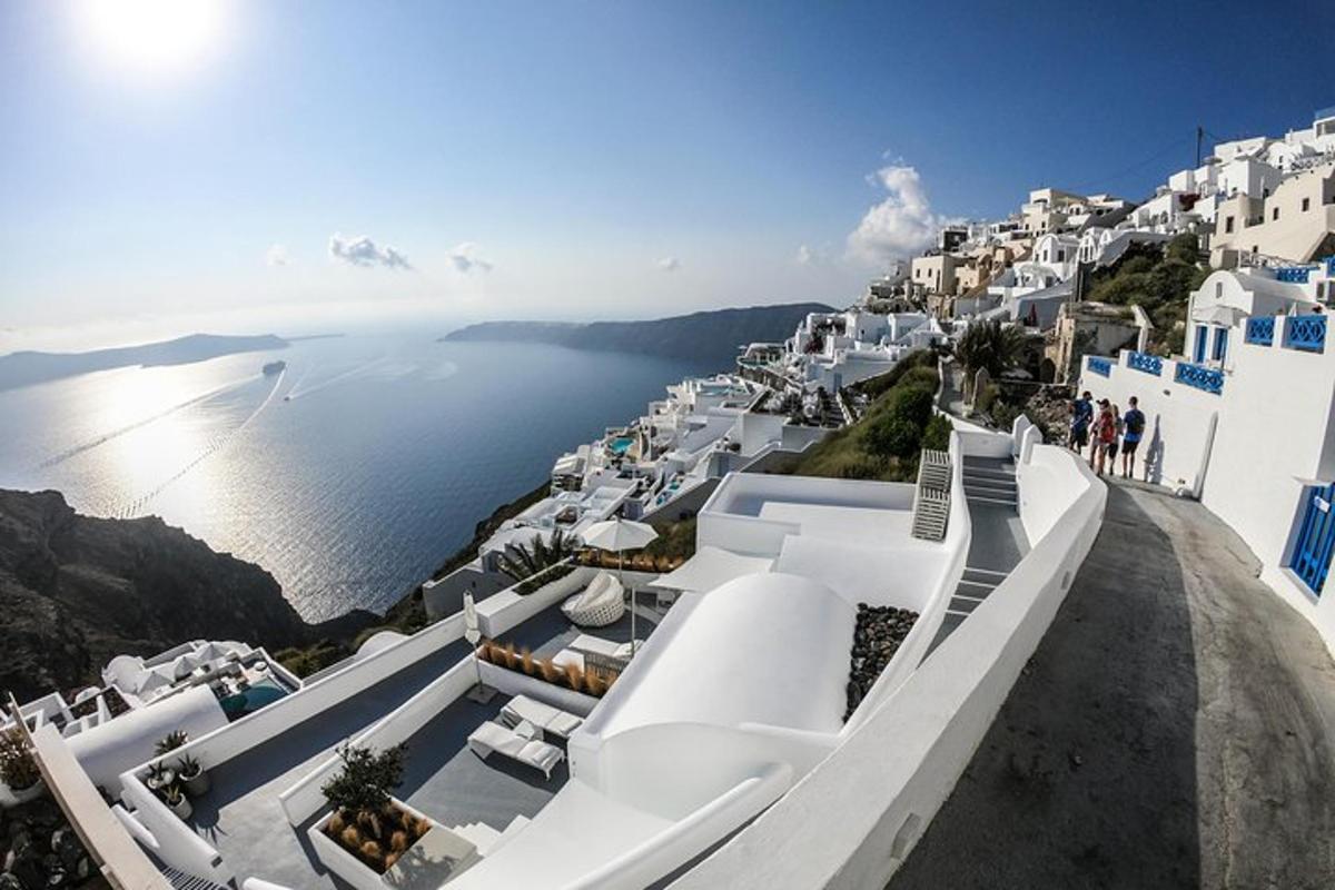 uma vista do oceano do topo de um edifício