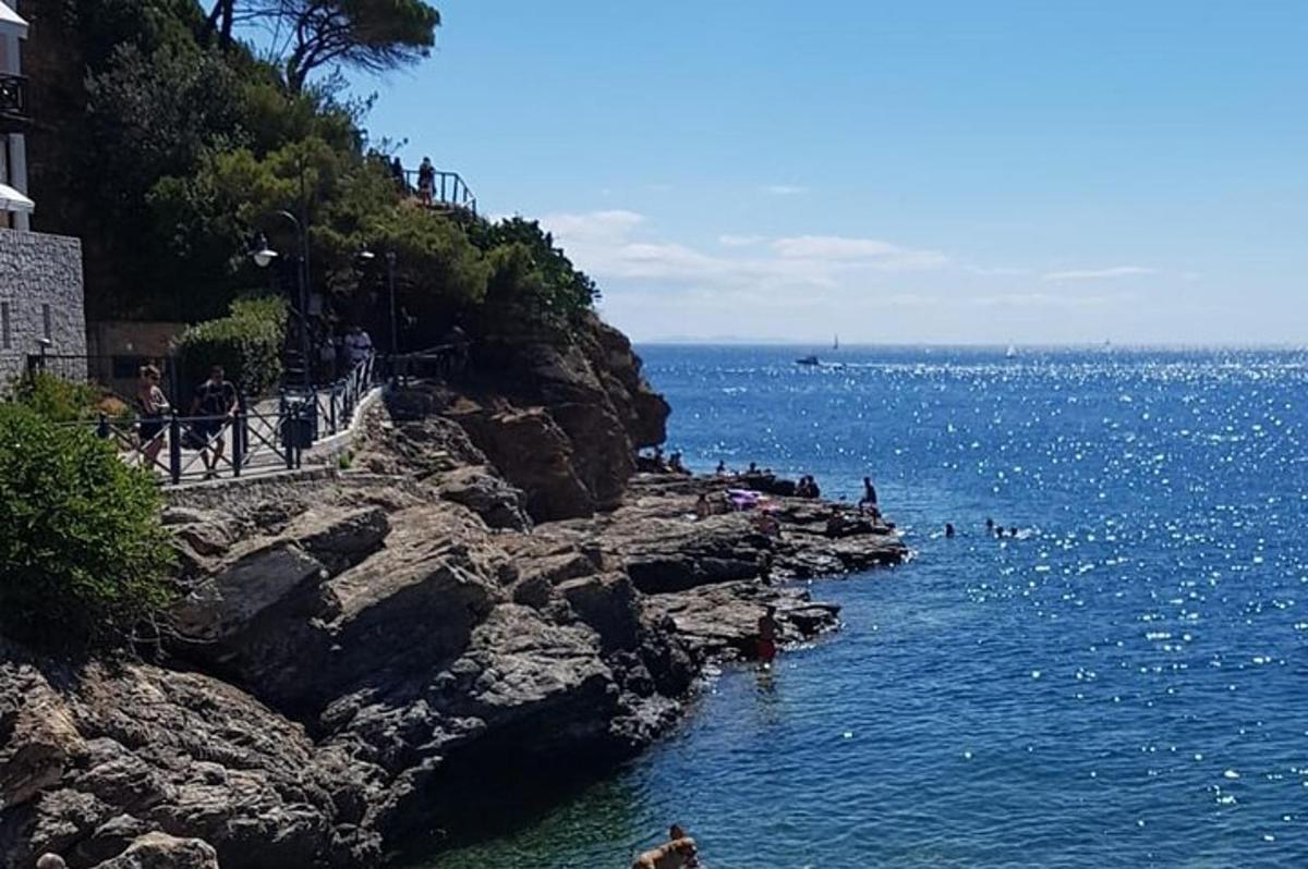 en gruppe mennesker i vannet på en strand