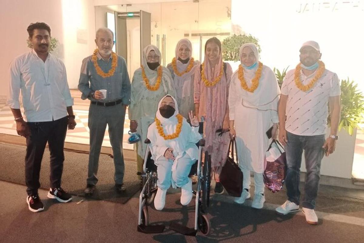 Un grupo de personas posando para una foto con un hombre en silla de ruedas.