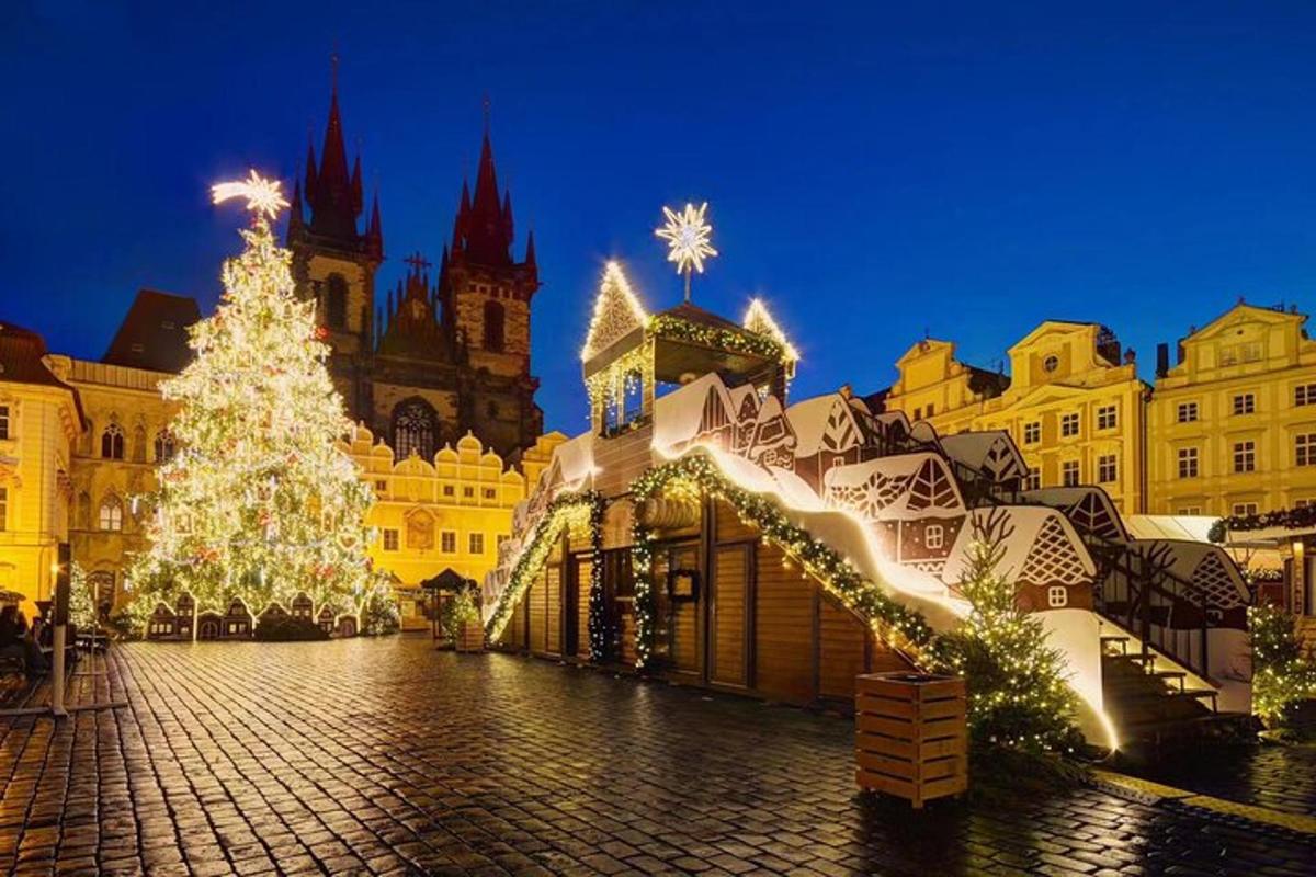 un arbre de Nadal al mig d'un carrer de la ciutat