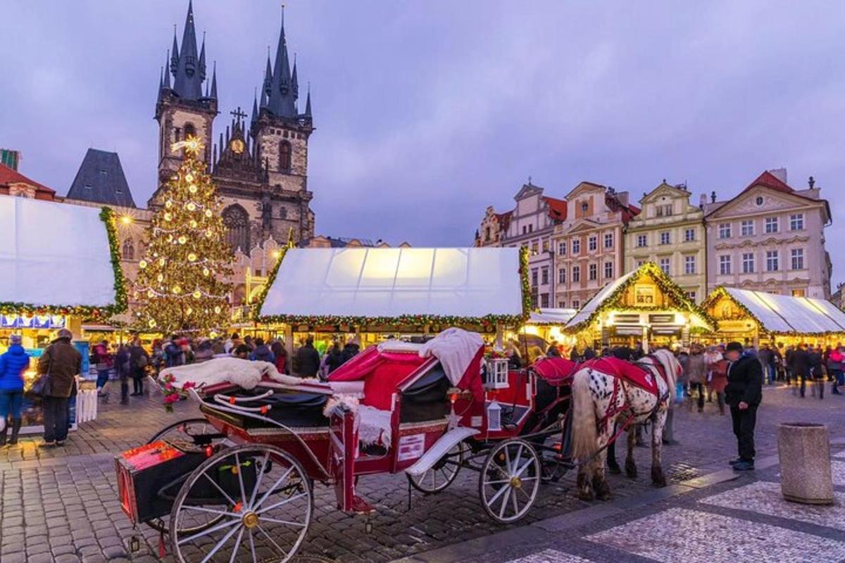 uma carruagem puxada por cavalos em frente a um mercado de Natal