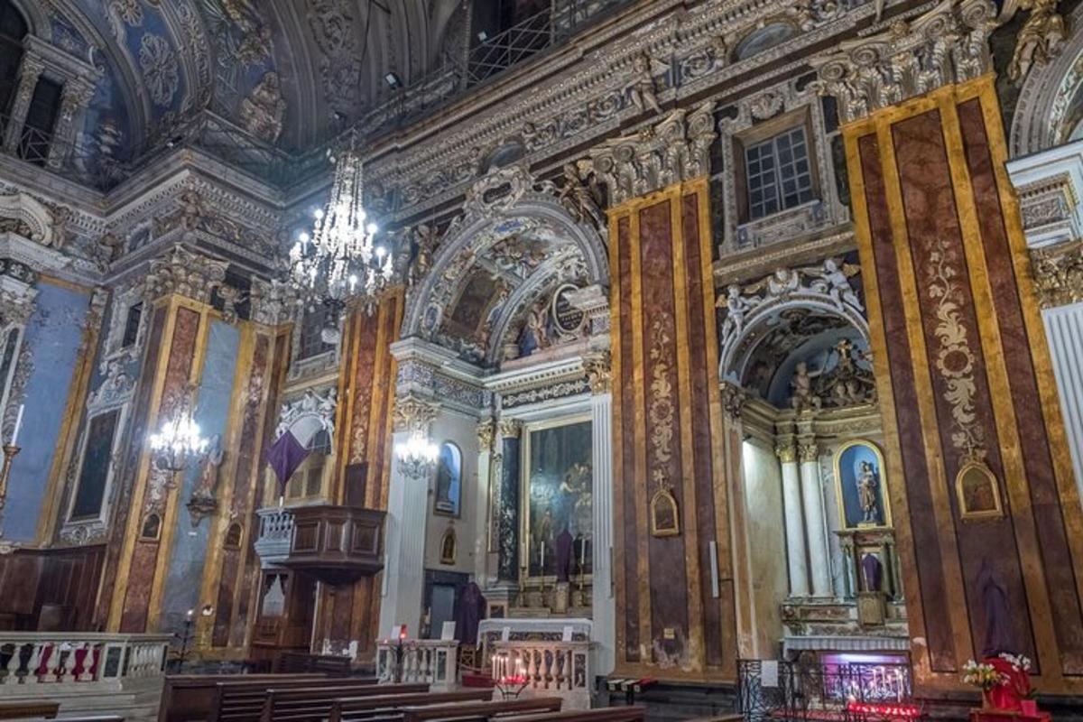 ett stort rum med en kyrka med en ljuskrona