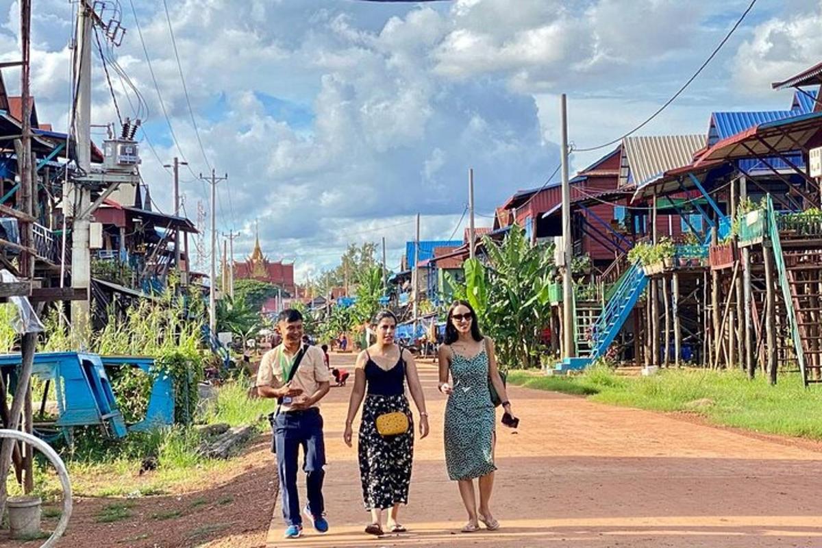 um grupo de pessoas caminhando por uma estrada de terra