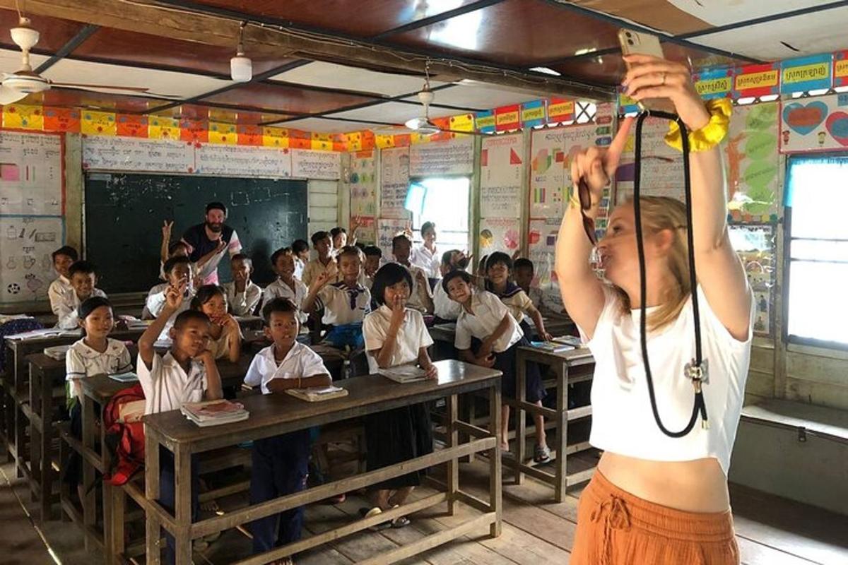 um grupo de crianças em uma sala de aula