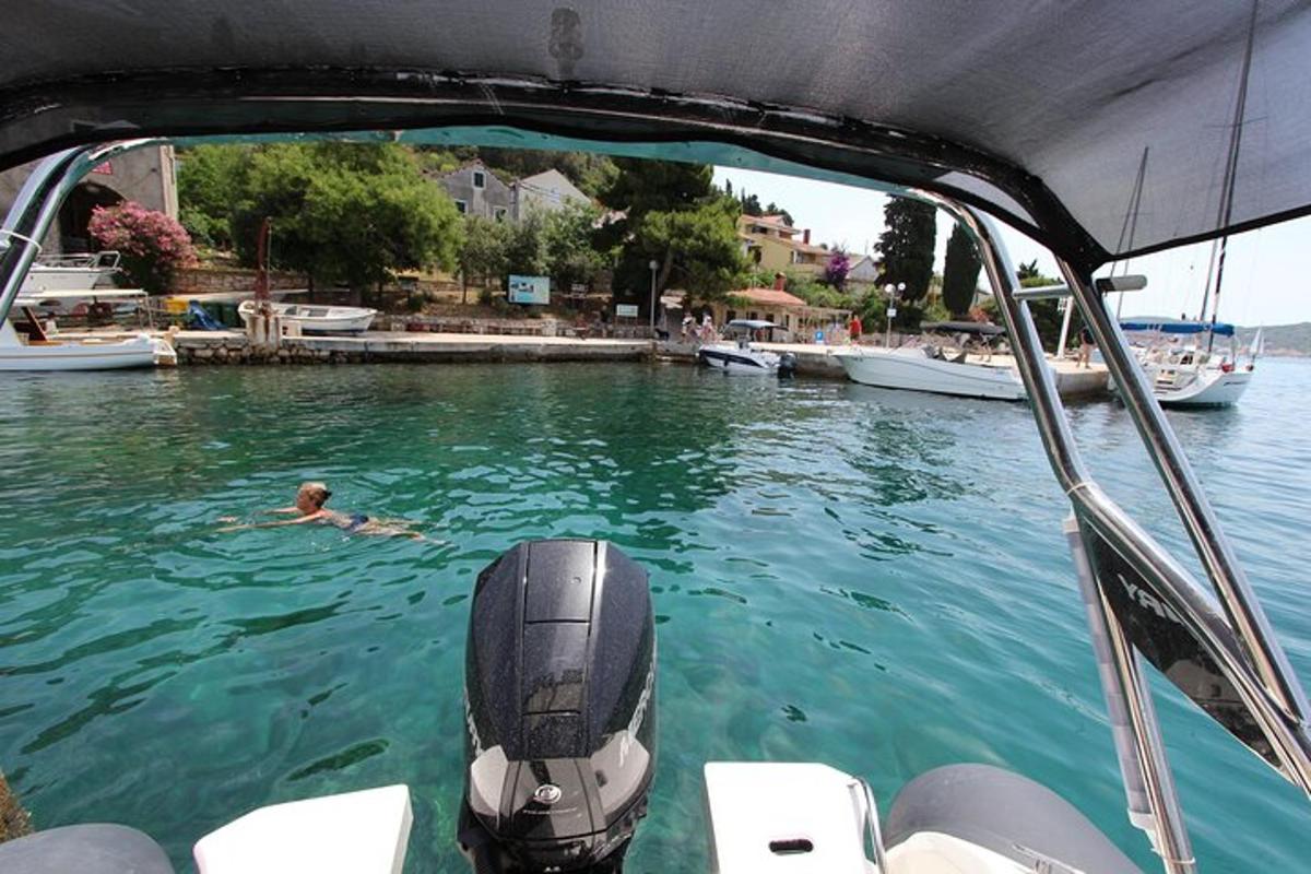 una persona nadando en una piscina en un barco en el agua
