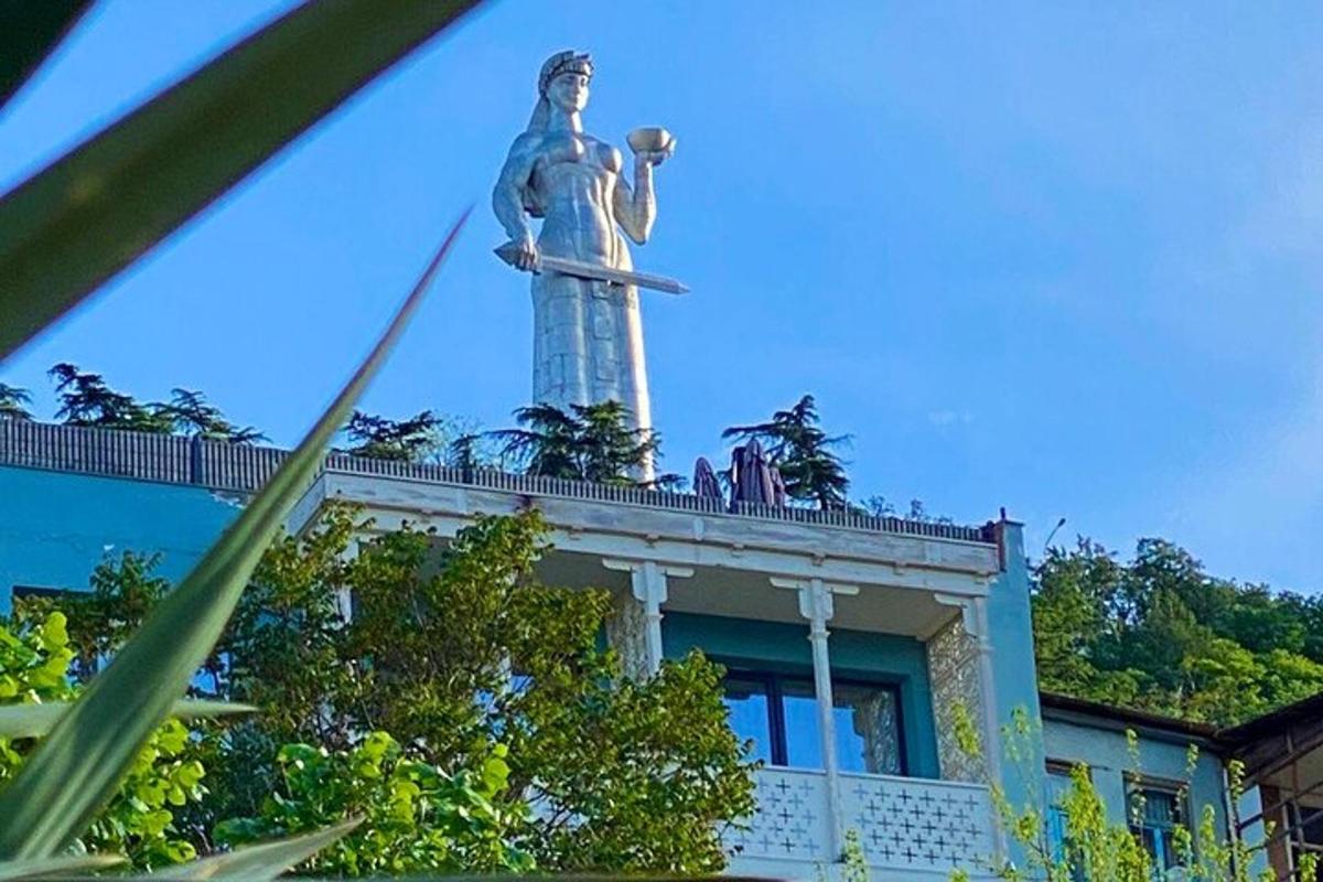 bức tượng một người đàn ông với ván trượt tuyết trên đỉnh một tòa nhà