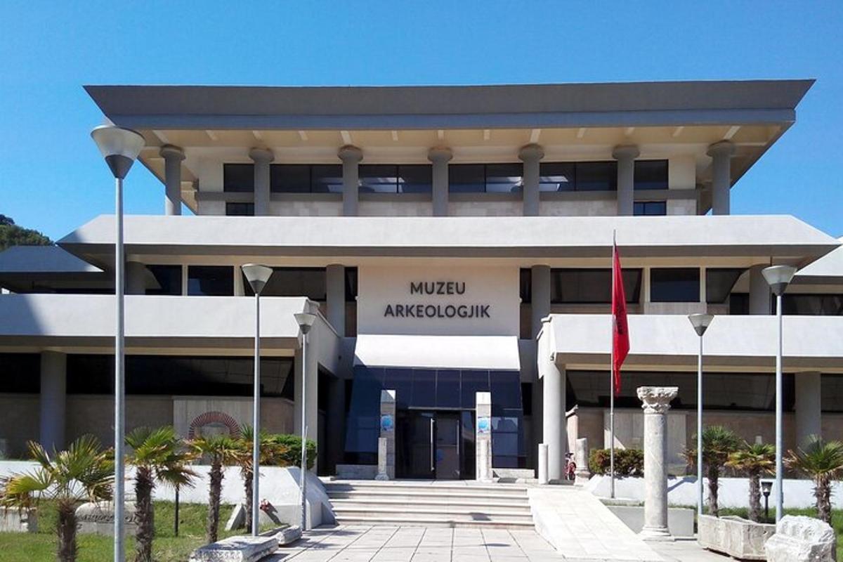 ένα κτίριο με μια πινακίδα που γράφει νερό Ayocatown
