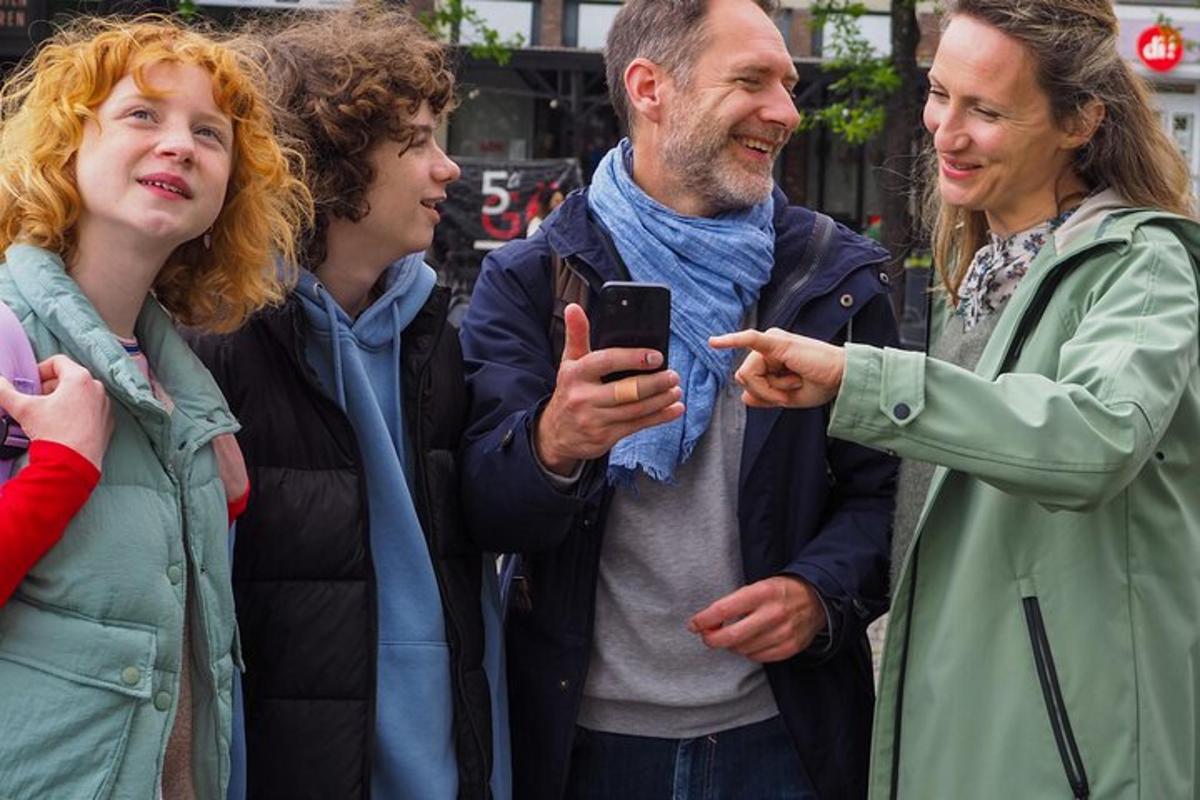 un grup de persones mirant un telèfon mòbil