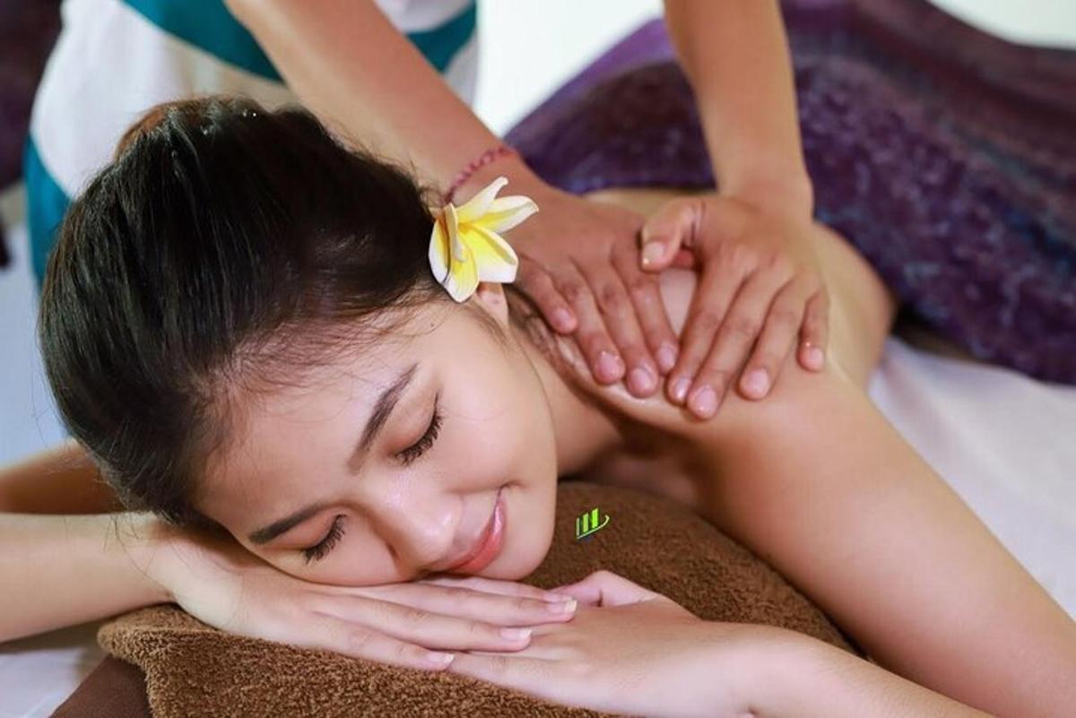 uma jovem recebendo uma massagem com as mãos na cabeça