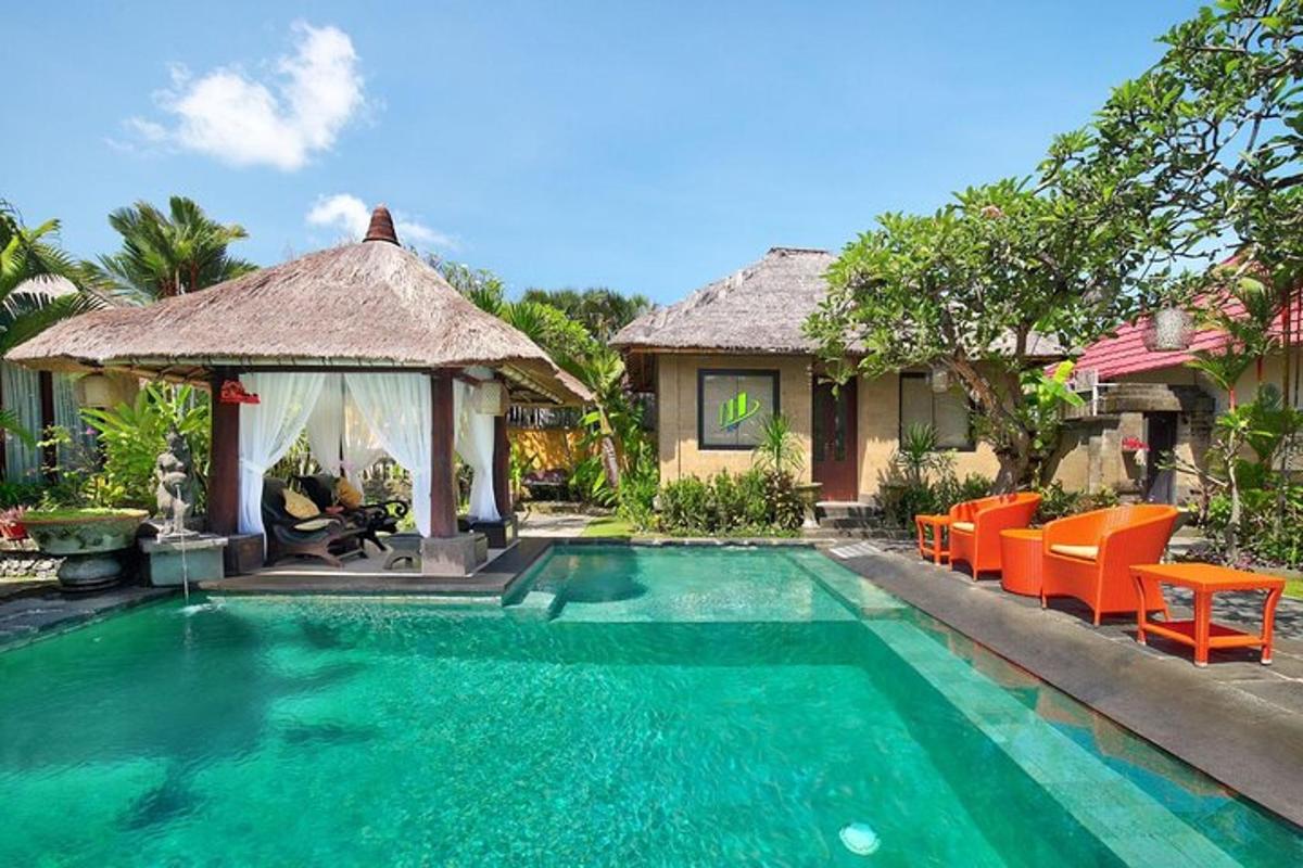 uma vila com piscina e cadeiras laranja