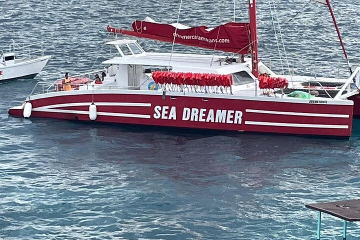 una barca a vela rossa e bianca nell'acqua