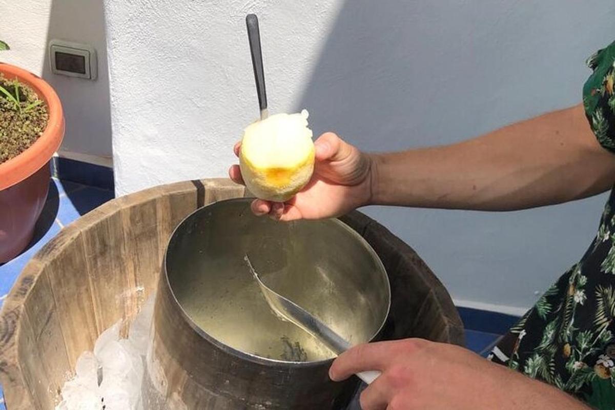 людина помішує воду в каструлі ложкою