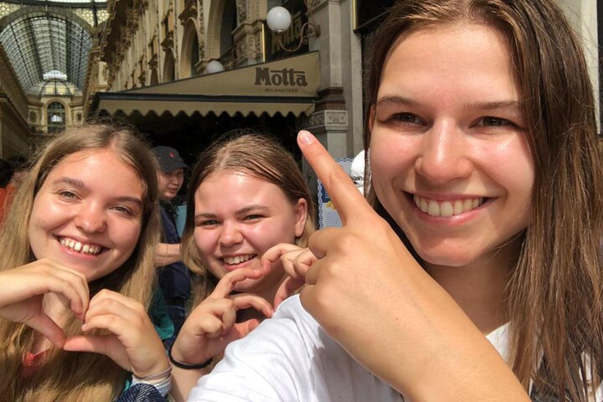 due ragazze che fanno il segno della pace con le mani