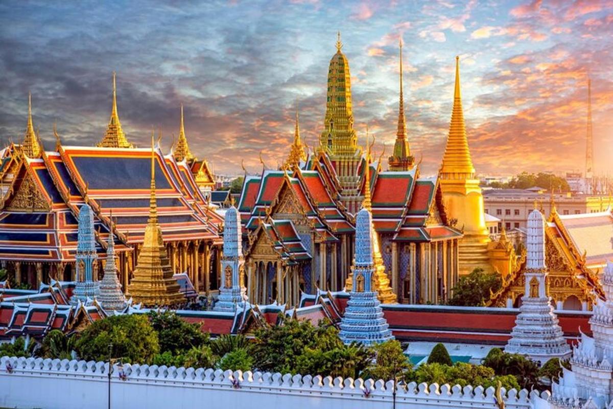 sekelompok kuil dan pagoda saat matahari terbenam