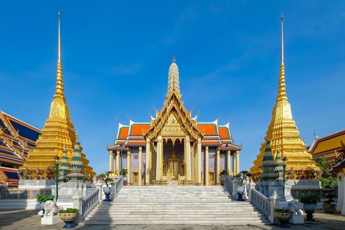 sebuah bangunan dengan tiga menara dan tangga di depan
