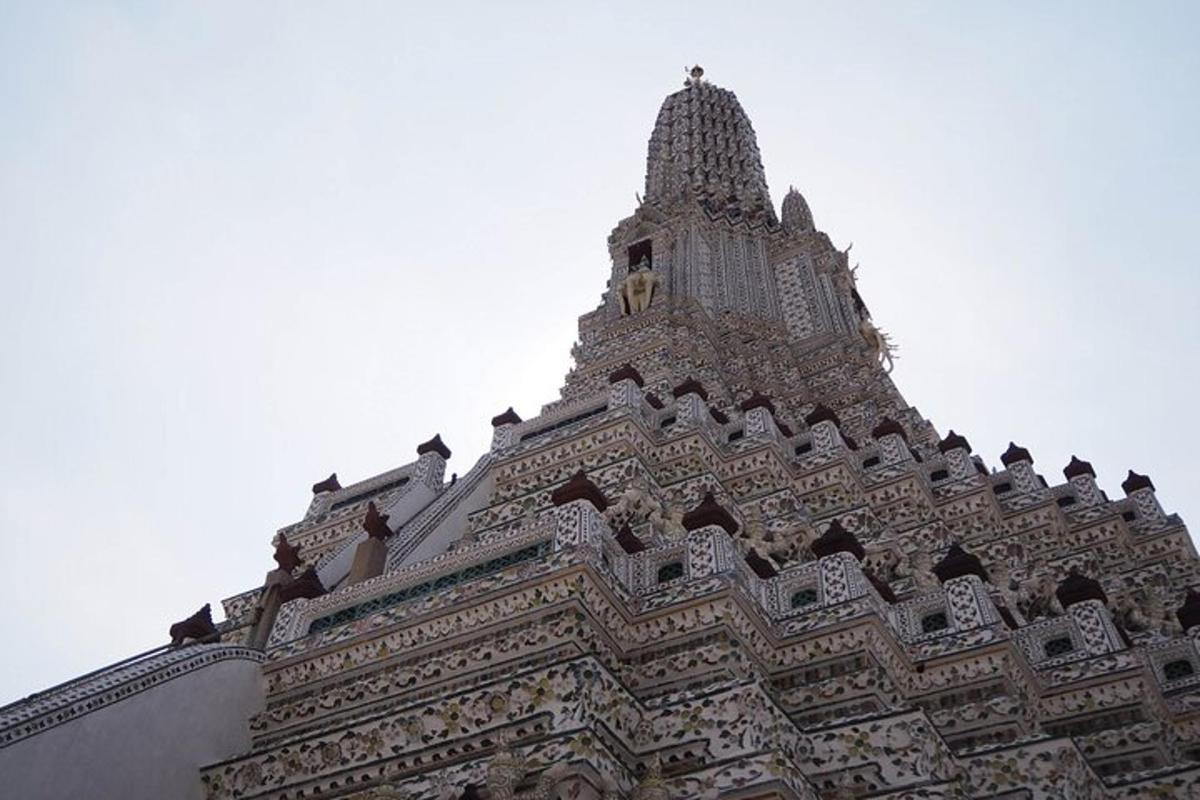 sebuah bangunan dengan menara di atasnya