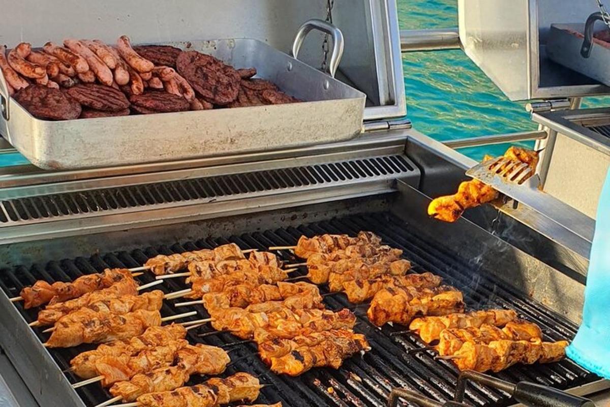 un grătar cu carne și alte alimente pe el