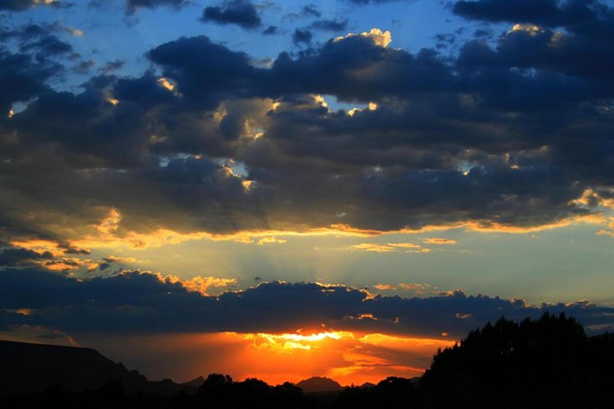 un cielo nuvoloso con il sole che fa capolino tra le nuvole