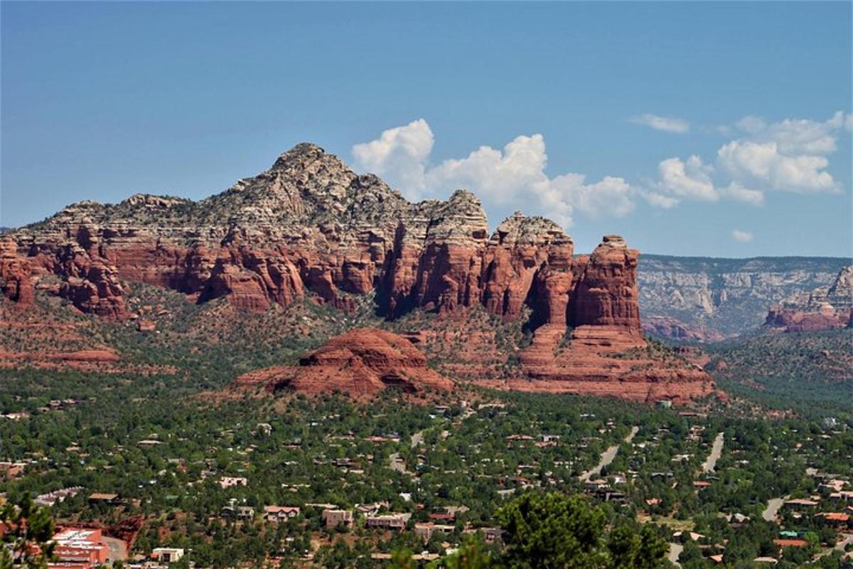 una vista di un canyon con rocce rosse