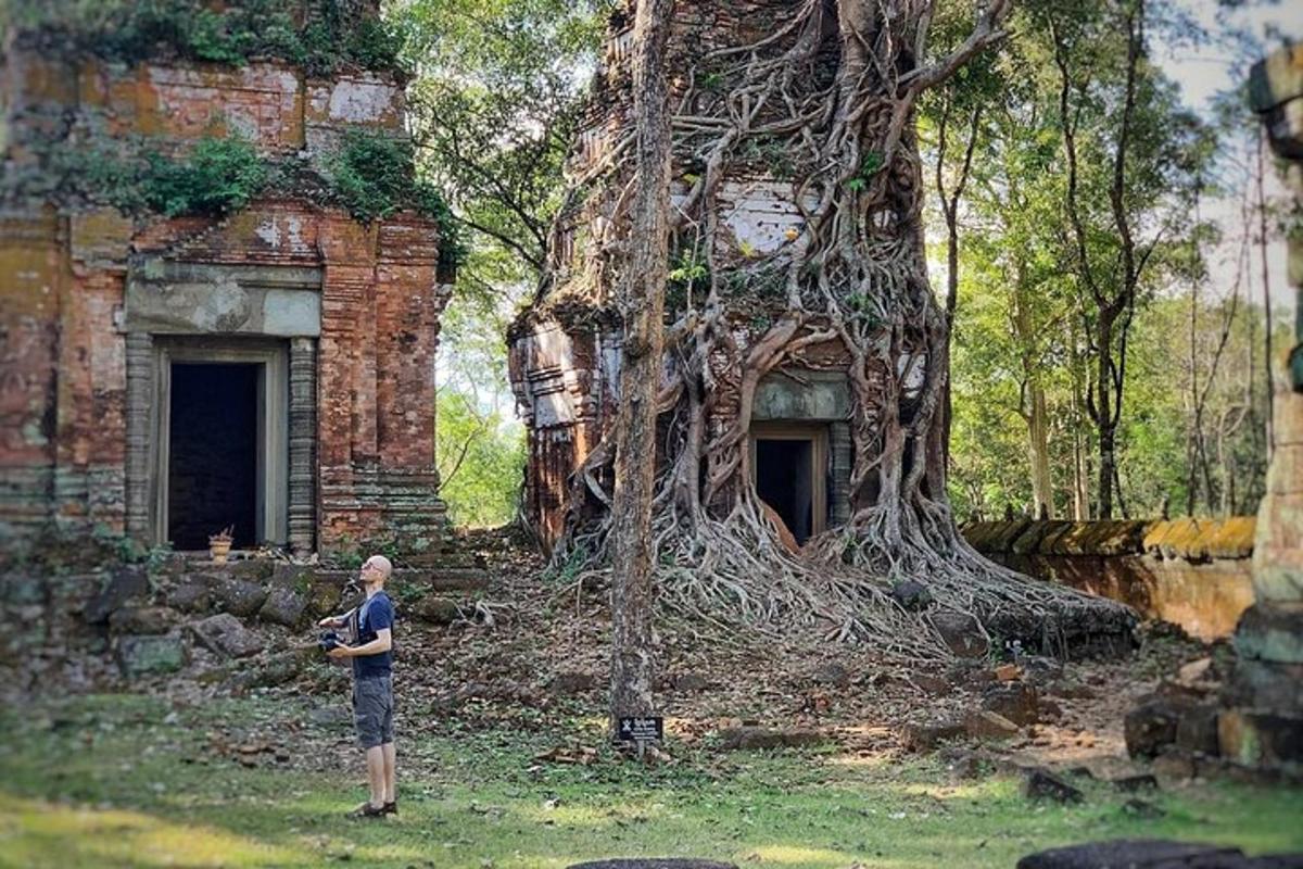 un uomo è in piedi davanti a un albero