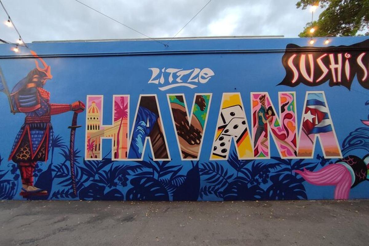 mural di sisi bangunan dengan grafiti