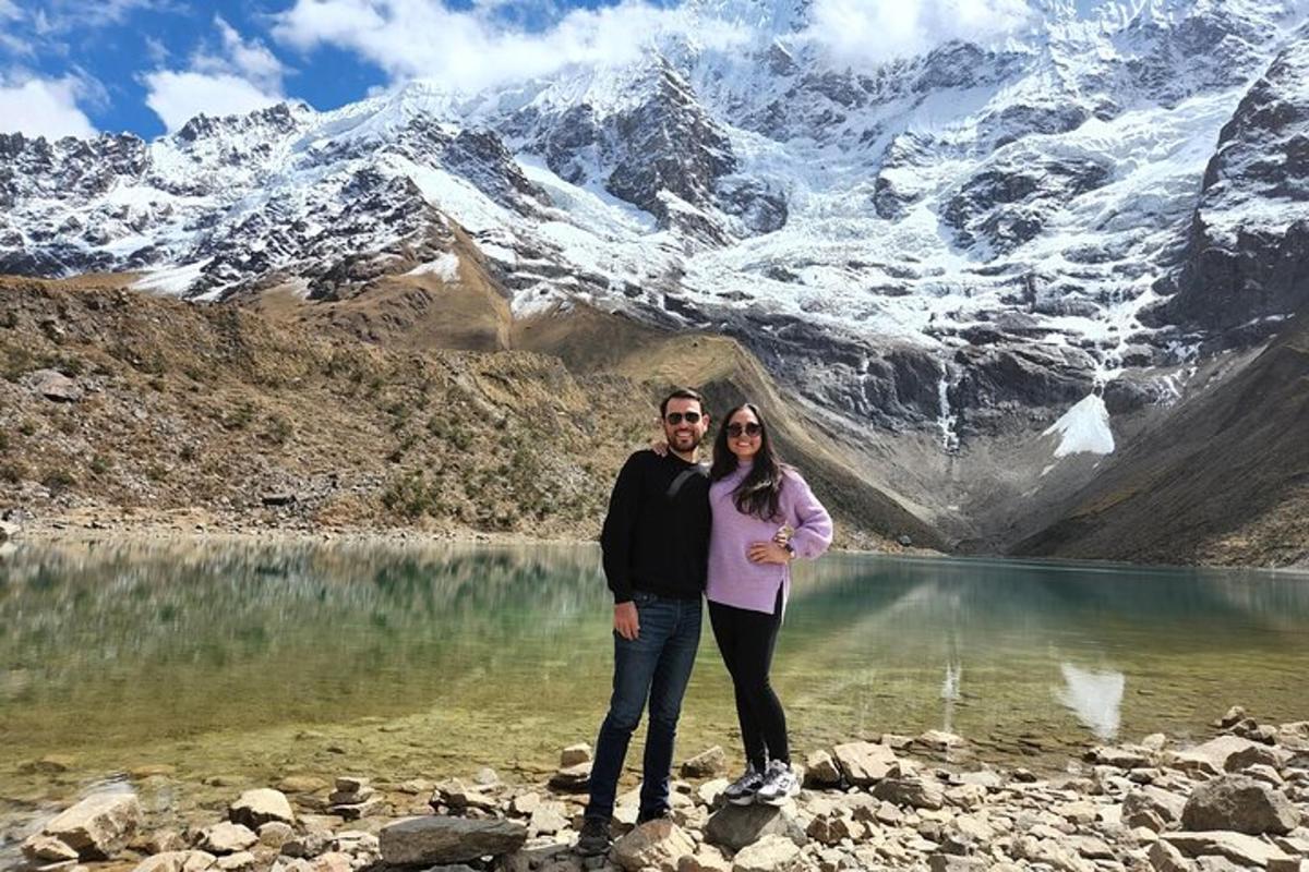 Un hombre y una mujer de pie frente a una montaña