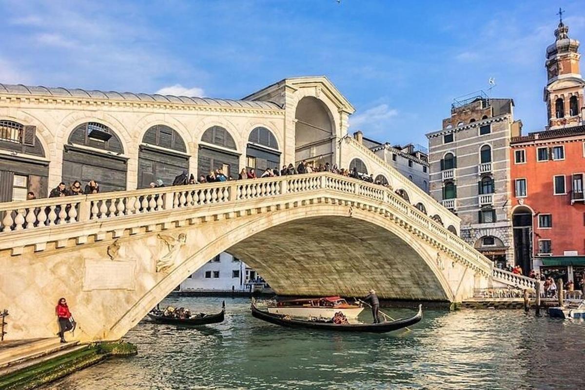 un ponte sopra un fiume con gondole